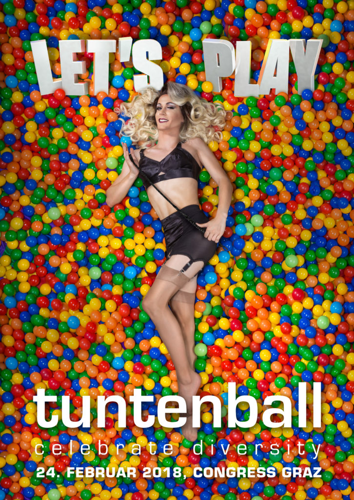 Miss Tuntenball ist am Plakat zu "Let's Play" zu sehen.