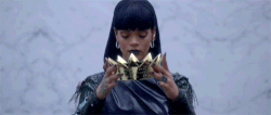 Rihanna setzt sich Krone auf
